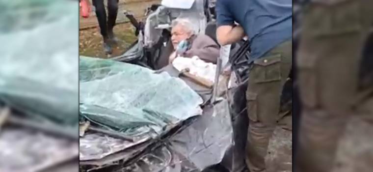 Rosyjski czołg najechał celowo na cywilny samochód. Mieszkańcy rzucili się na pomoc kierowcy