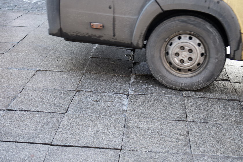 Katowice. Połamane płyty chodnikowe na ulicy Mariackiej