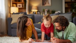 Od 1100 do 2700 zł dla rodziców na każde dziecko (także pełnoletnie). Im szybciej dopełnisz formalności, tym szybciej dostaniesz pieniądze