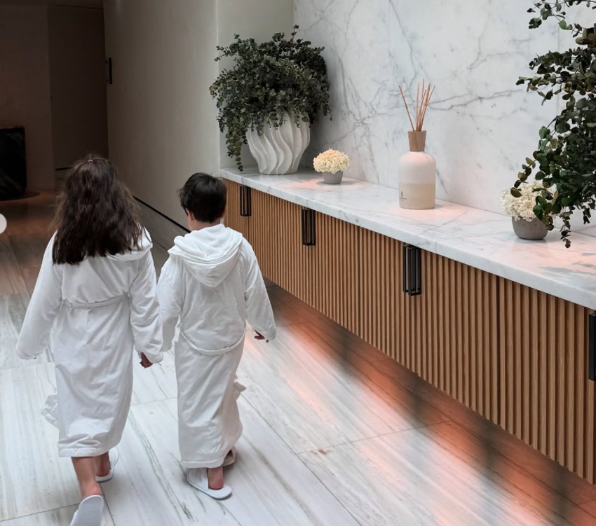 Jelisaveta Orašanin sa decom na moru