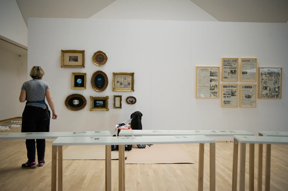 Desno na zidu je rad Vladimira Miladinovića, čije delo se vodi kao najnovije izloženo u ovoj postavci