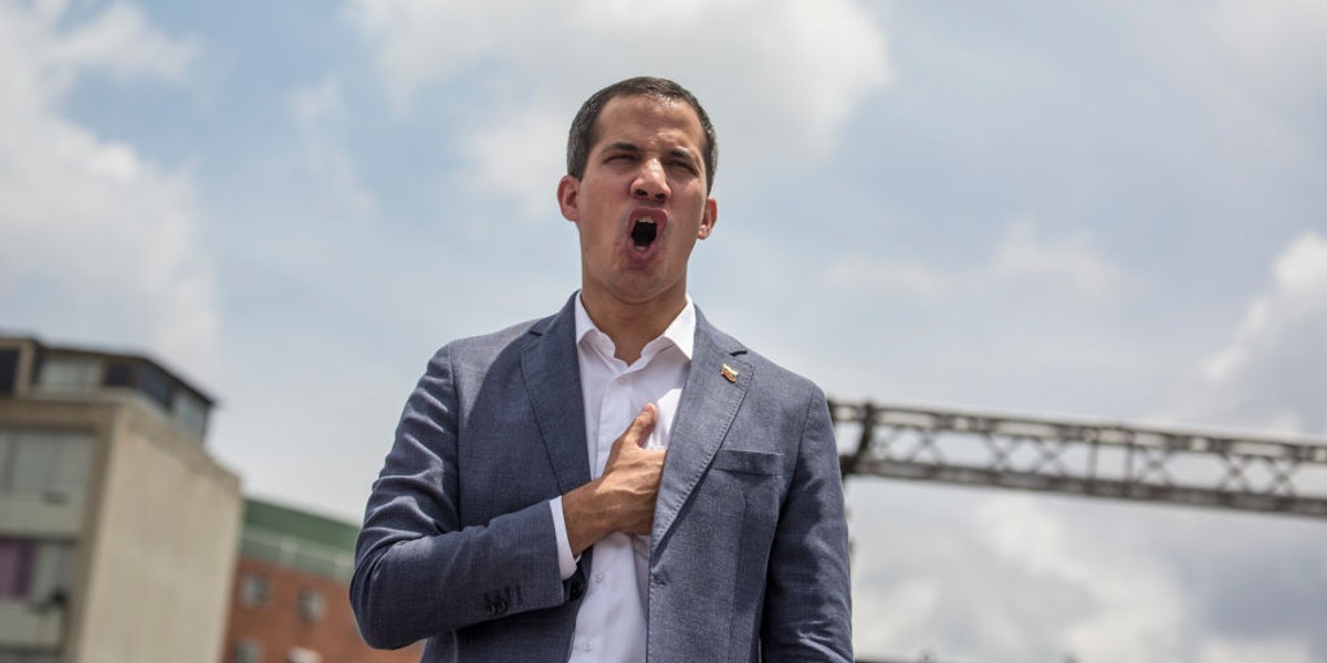 Juan Guaido oświadczył we wtorek, że rozpoczęła się "końcowa faza" jego planu odsunięcia od władzy Nicolasa Maduro, i wezwał Wenezuelczyków oraz armię do poparcia go, aby zakończyć "uzurpację" Maduro.