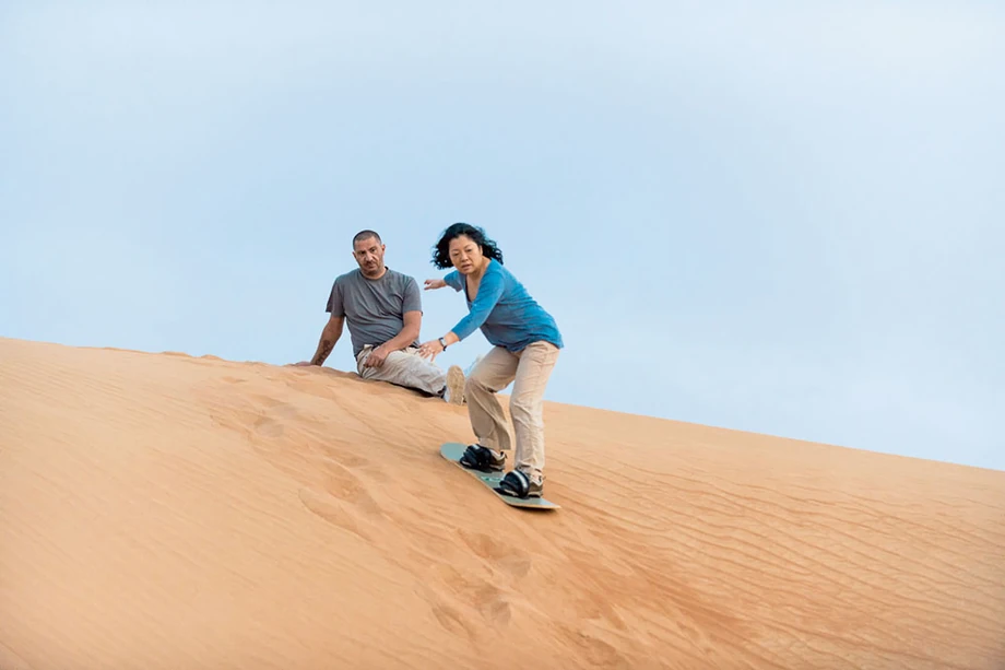 Sandboarding - zjedżanie z wysokich wydm to jedna z turystycznych atrakcji.