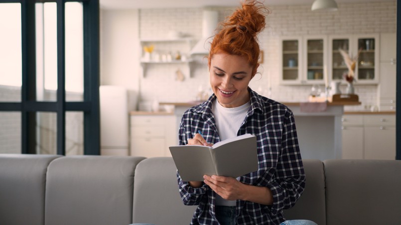 Kobieta rozwiązująca quiz