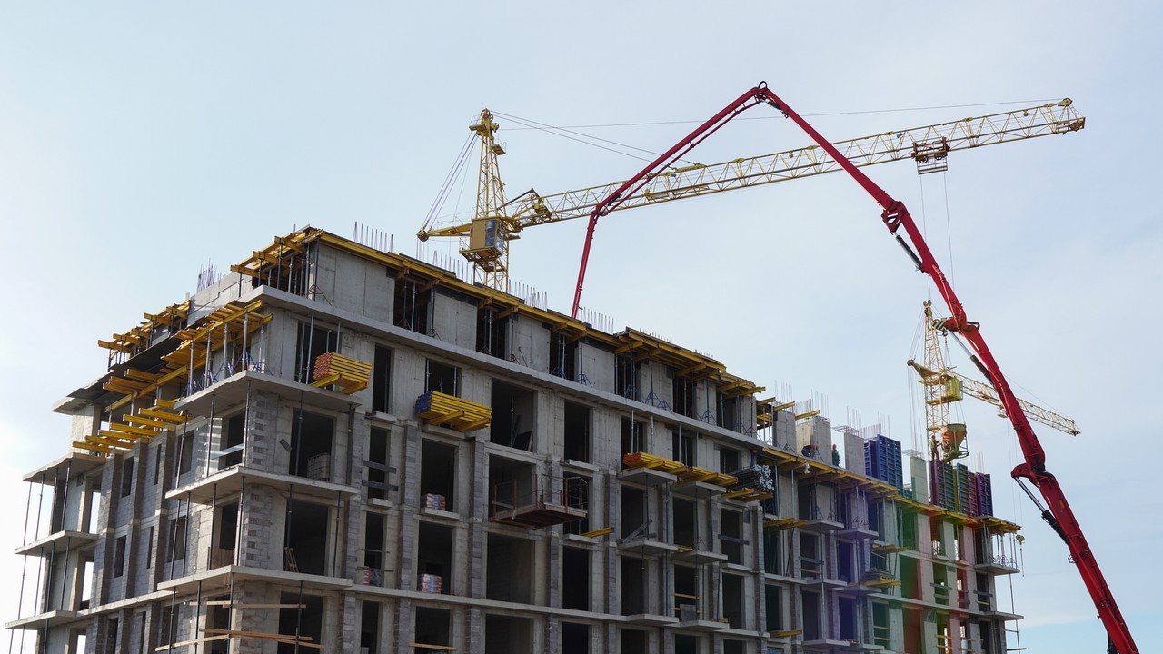 Kierownik nie mógł skontaktować się z operatorem dźwigu. Wiadomo, co stało się w kabinie