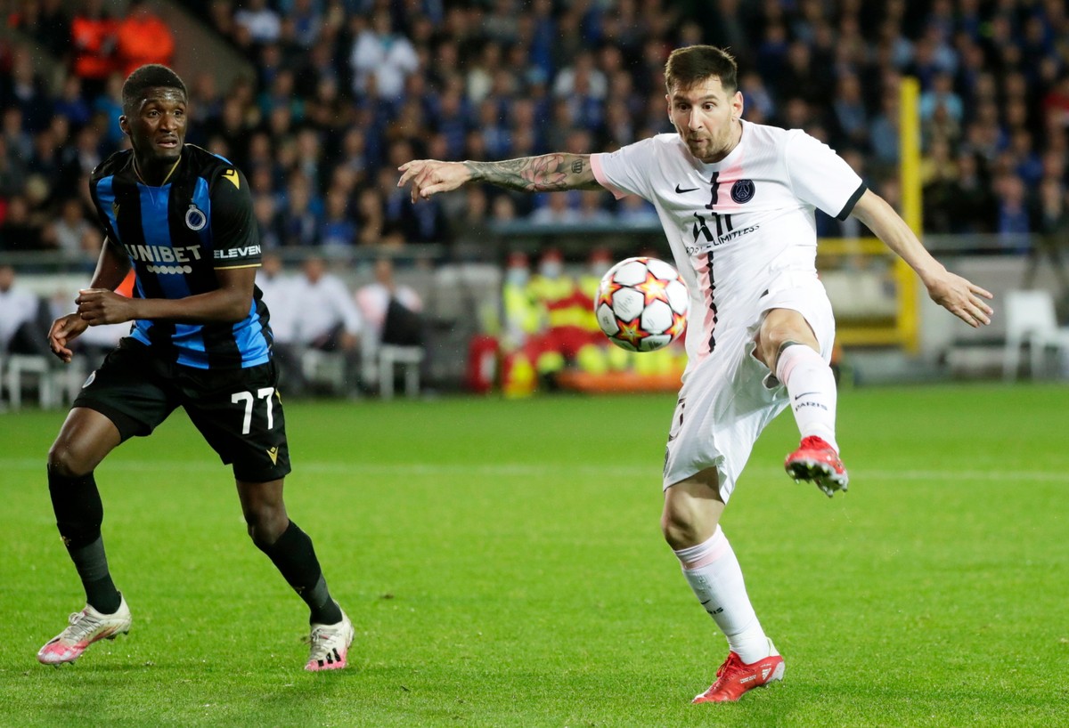 Lionel Messi (P) podczas meczu Club Brugge - PSG w Lidze Mistrzów
