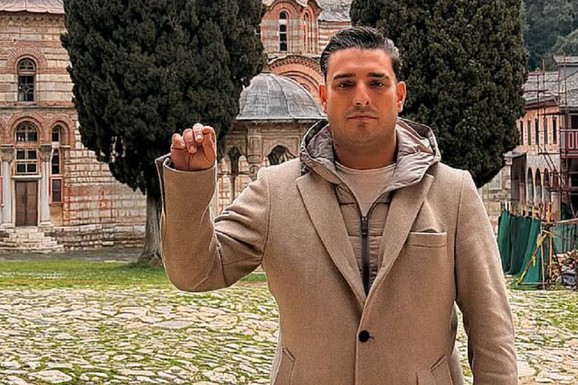 DARKO LAZIĆ NA HILANDARU SA MUŽEM SVOJE BIVŠE SUPRUGE Pevač tuguje za bratom Darkom, a ovde pronalazi spas: Tu je i njegov kolega (FOTO)