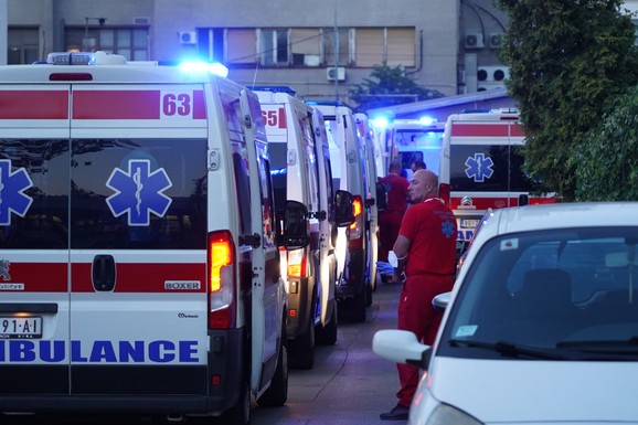 TEŠKO POVREĐENA DVA MLAĐA MUŠKARCA U MIRIJEVU Hitna pomoć nije stala: Sudari, pijani Beograđani, tuče obeležili noć