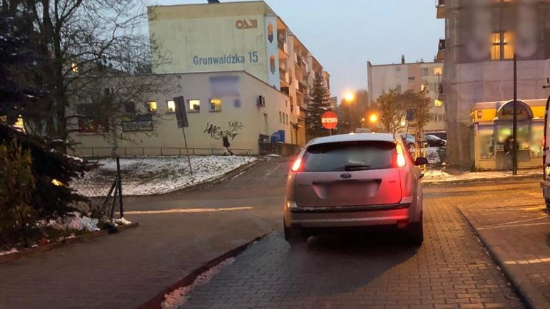 31-letnia kierująca fordem potrąciła 57-letnią pieszą na ul. Grunwaldzkiej w Olsztynie