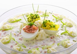 Sentymentalny i pyszny QUIZ o zakąskach z PRL. 10/10 dla smakoszy. Śledzik to początek