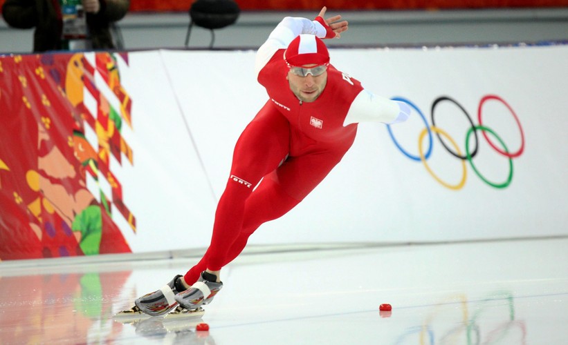 Zbigniew Bródka mistrzem olimpijskimw łyżwiarskim biegu na 1500 metrów. Polak o trzy tysięczne sekundy pokonał Holendra Koena Verweija. Trzecie miejsce zajął Kanadyjczyk Dennis Morrison. Polska w Soczi ma już trzy złote medale, więcej niż w dotychczasowej, 90-letniej historii zimowych igrzysk. Zbigniew Bródka jest pierwszym polskim łyżwiarzem szybkim, który wywalczył miejsce na olimpijskim podium. W przeszłości trzy krążki - srebrny i dwa brązowe - zdobyły panczenistki. Telefoniczne gratulacje złożył mistrzowi olimpijskiemu prezydent. Bronisław Komorowski podkreślił szczególny wymiar olimpijskiego złota i osobisty sukces Zbigniewa Bródki w kontekście trudnych okoliczności treningowych, a także łączenia odpowiedzialnej pracy strażaka z przygotowaniami do igrzysk. Prezydent przekazał także podziękowania dla całej ekipy i gratulacje dla wszystkich osób, które przyczyniły się do tego zwycięstwa. Pod wrażeniem znakomitego występu polskiego panczenisty, a jednocześnie strażaka, jest szef MSW. Bartłomiej Sienkiewicz na pisał na twitterze: 