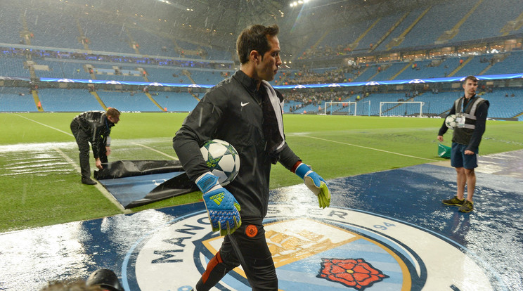 Claudio Bravo szerda este újra kisétálhat az Etihad Stadion gyepére - remélhetőleg akkorra már mérkőzés is lesz /Fotó: AFP