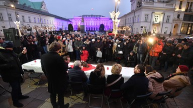 "Wigilia z Konstytucją" Obywateli RP pod Pałacem Prezydenckim