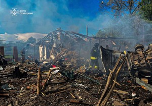 Ukrajinski vatrogasci gase požar nakon ruskog vazdušnog napada na selo Bilopilja u oblasti Sumi 14. marta