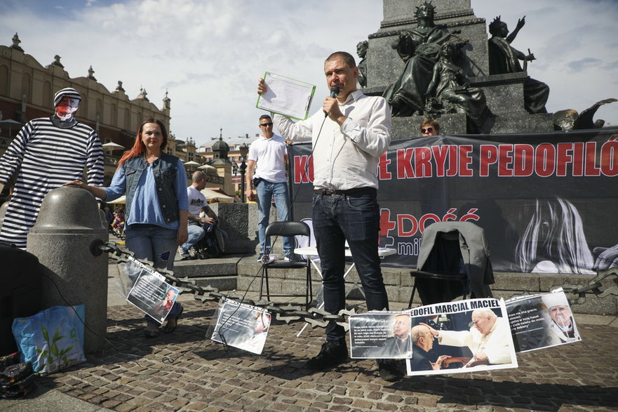 Protest na Rynku Głównym w Krakowie przeciw pedofilii w Kościele. Na plakacie Marcial Maciel Degollado ze św. Janem Pawłem II