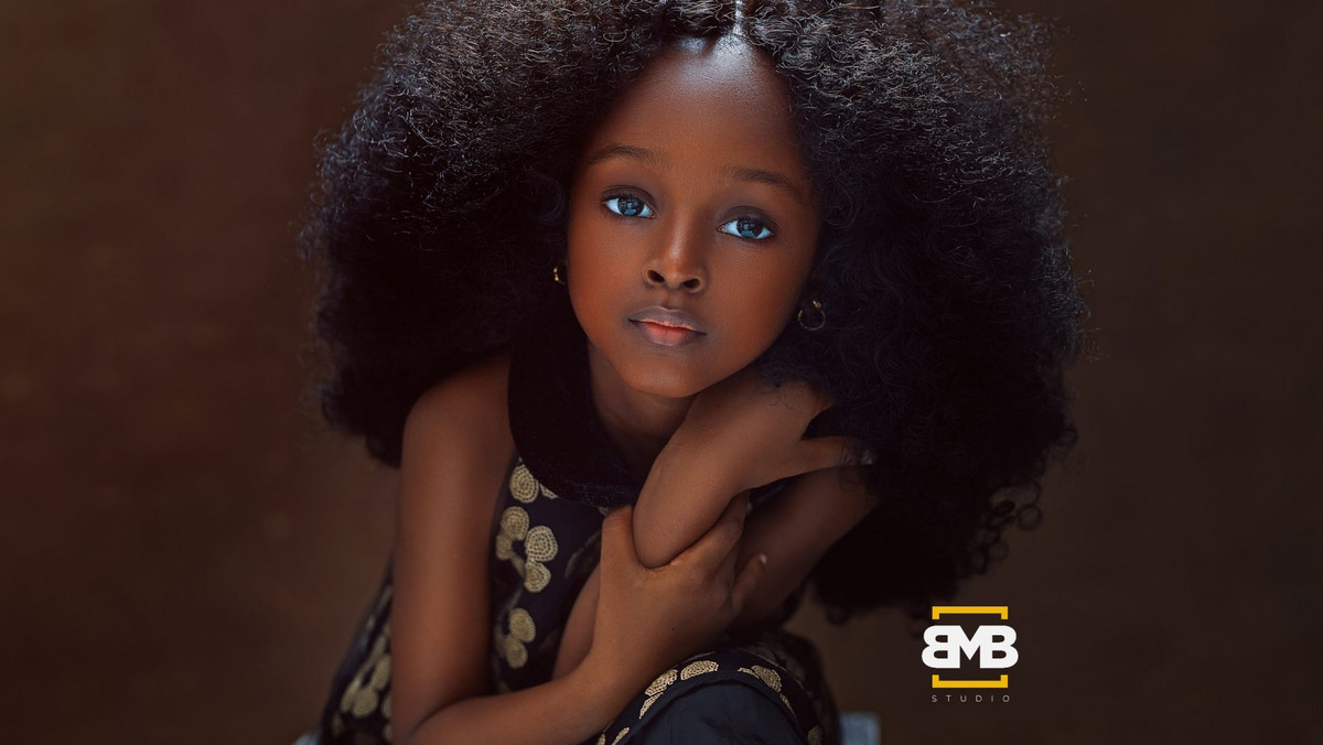 Zdjęcia pięcioletniej Nigeryjki o imieniu Jare oczarowały już dziesiątki tysięcy osób. Wszyscy zgadzają się co do tego, że dziewczynka jest niesamowita. I wcale nie chodzi tylko o jej urodę. Spójrzcie tylko na jej twarz, szczególnie oczy - ich nie można zapomnieć. To głównie z ich powodu internauci okrzyknęli Jare "najpiękniejszą dziewczynką świata".