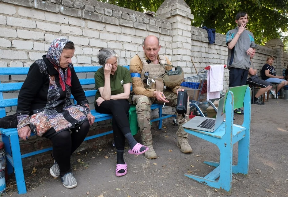 Ukrajinski vojnik razgovara sa meštanima Sudže, regionalnog centra Kurske oblasti | Foto: STRINGER/EPA-EFE/REX/Shutterstock