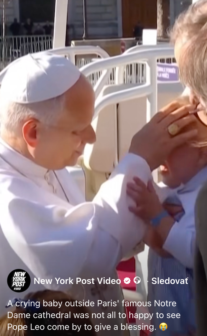 Dieťatko nebolo nadšené z požehnania od pápeža.