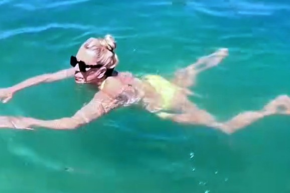 VERICA RAKOČEVIĆ (78) U ŽUTOM BIKINIJU Snimala se u vodi sa 35 godina mlađim mužem: Otišli na zabačenu plažu u Grčkoj i pokazali kako uživaju