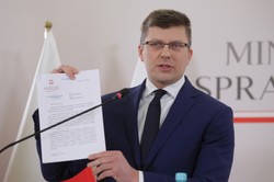 Warchoł: Raport NIK nie uderza w Ziobrę, tylko w ministrów PO [WIDEO]