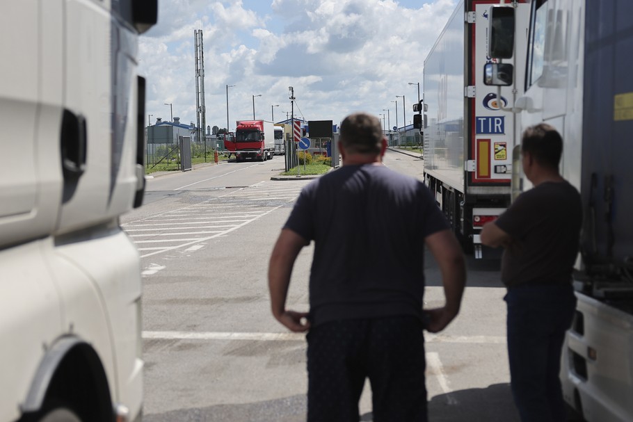 Lokalni biznesmeni oczekują, że Moskwa weźmie na siebie ciężar i koszty przeorganizowania łańcuchów logistycznych. Zwłaszcza, że wprowadzone w miniony weekend ograniczenia to dopiero początek. Na razie przez Litwa nie będzie odprawiać ładunków ze stalą, metalami i ich pochodnymi, ale w ciągu kolejnych tygodni będzie realizować kolejne punkty z list sankcyjnych. Z transportów kierujących się do Kaliningradu stopniowo będzie znikać cement, drewno i wyroby z drewna, setki rodzajów komponentów oraz substancji wymaganych w branży budowlanej i produkcji przemysłowej