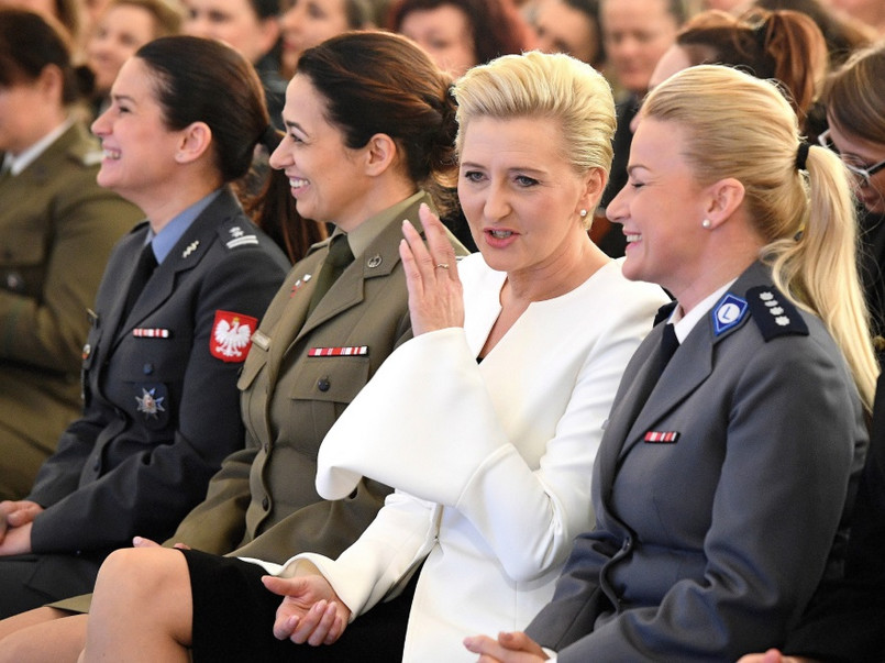 W ramach obchodów 8 marca prezydentowa spotkała się dziś w Pałacu Prezydenckim z kobietami ze służb i formacji mundurowych...