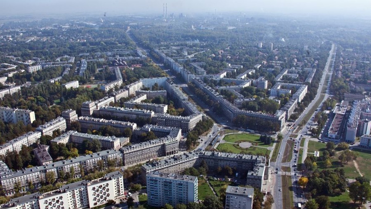 Każdy marzy o własnym mieszkaniu. Jeśli chcemy takowe zakupić w Krakowie, to musimy liczyć się jednak ze sporym wydatkiem. Pomimo spadku cen nieruchomości, mieszkania pod Wawelem wciąż są bardzo drogie. Tylko w stolicy są wyższe ceny.