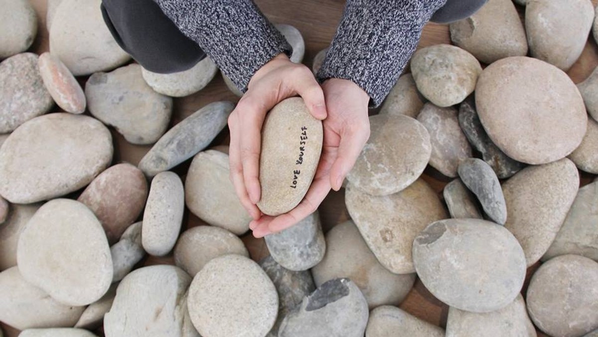 Kamień Yoko Ono z tryptyku "Yoko Ono: The Riverbed" z napisem "Pokochaj siebie" został skradziony w piątek w torontońskiego "Gardiner Museum". Jego wartość to 17 500 dol. Każdy może wziąć do ręki eksponat i go potrzymać, myśląc o przekazie artystki. Jedna z odwiedzających zdecydowała się jednak przywłaszczyć kamień do torebki. Policja poszukuje muzealnej złodziejki.