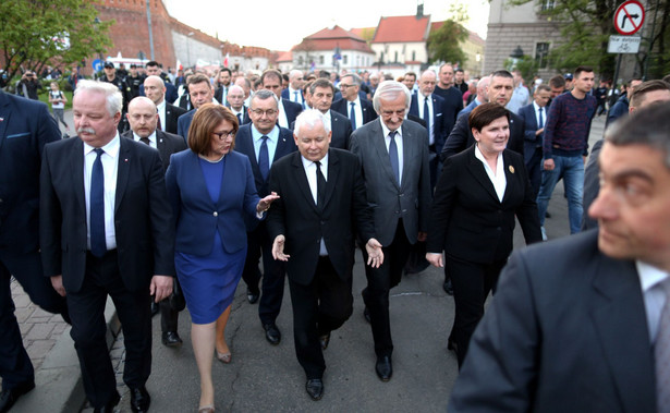 Politycy PiS oddali hołd Lechowi Kaczyńskiemu na Wawelu. Abp Jędraszewski: Są Polacy, którzy rozumieją, co to jest liturgia dziejów