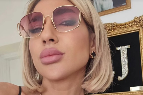 JOVANA JEREMIĆ OKAČILA TIGROVU SLIKU NA ZID Voditeljika opalila selfi u luskuznom stanu, svi gledaju u ram iza nje