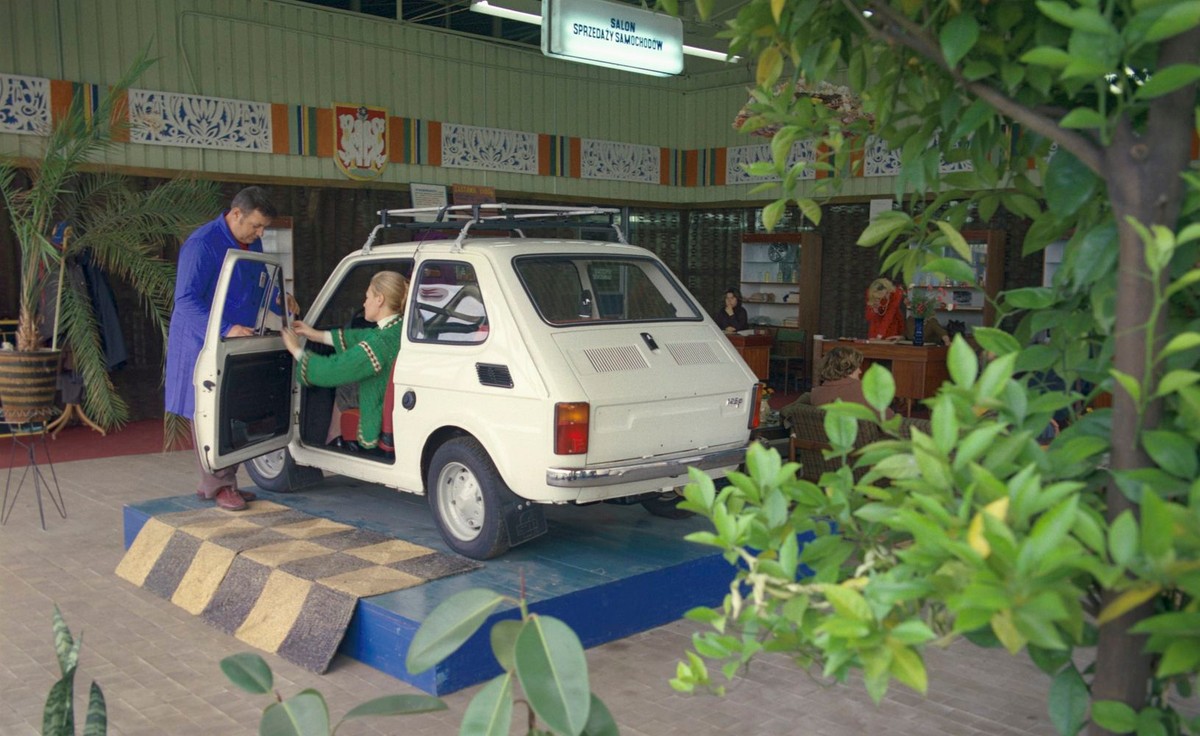 Łowicz 09.1977. Stacja Obsługi Samochodów Polmozbyt (Przedsiębiorstwo Techniczno-Handlowe Motoryzacji PTHM Polmozbyt)