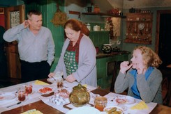 Zły Tracz i ciepła jak drożdżowe ciasto babcia Józia. Jakie były początku serialu 'Plebania'? [FOTO]