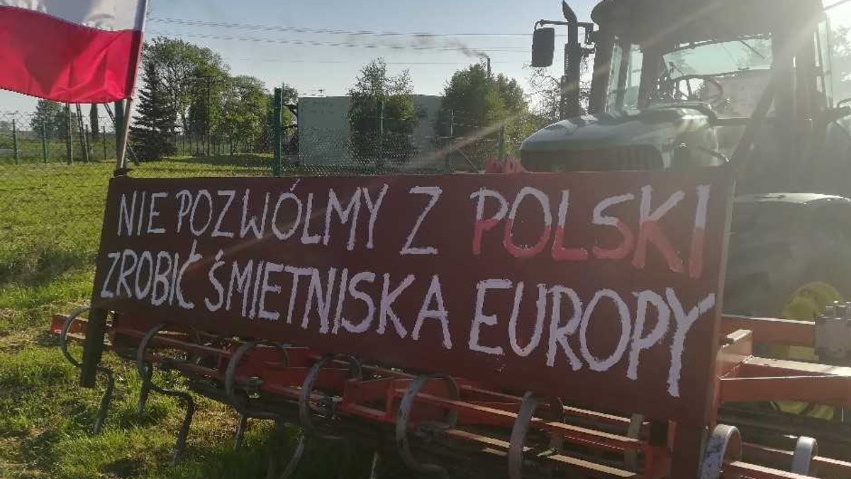 Tańsza żywność, najczęściej znacznie niższej jakości, głównie warzywa sprowadzane masowo z Ukrainy i z zachodu systemowo niszczą polskie rolnictwo. A rząd nic z tym problemem nie robi - tak w skrócie podsumować można główny postulat rolników, którzy dziś protestują w całej Polsce. W Łódzkiem na drogi w powiecie łęczyckim i sieradzkim wyjechały ciągniki, kierowane przez zdesperowanych rolników. Zapowiadają, że jeśli rząd nie spełni ich żądań, tymi właśnie ciągnikami dojadą aż do Warszawy, w Aleje Ujazdowskie i pod Sejm.