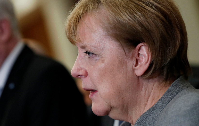 Słabość Angeli Merkel w naturalny sposób wzmacnia siłę prezydenta Francji