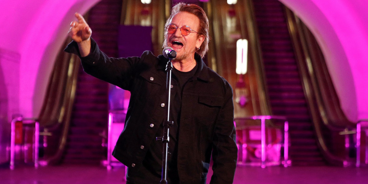 Bono z U2 zagrał na stacji metra w Kijowie! Jaki utwór zaśpiewał?