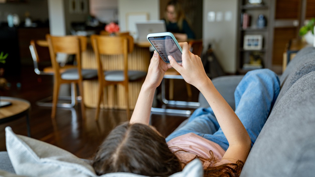 Poslanci vo Francúzsku schválili návrh zákona zakazujúceho sociálne siete do 15 rokov. (ilustračné foto)