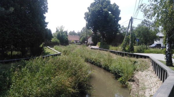 Nowa inwestycja w Bieżanowie została wykonana z wodoszczelnych, winylowych grobli na brzegach rzeki Serafy.