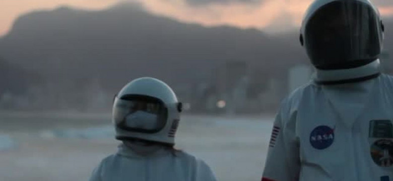 Para emerytów z Brazylii chroni się przed koronawirusem kostiumami astronautów