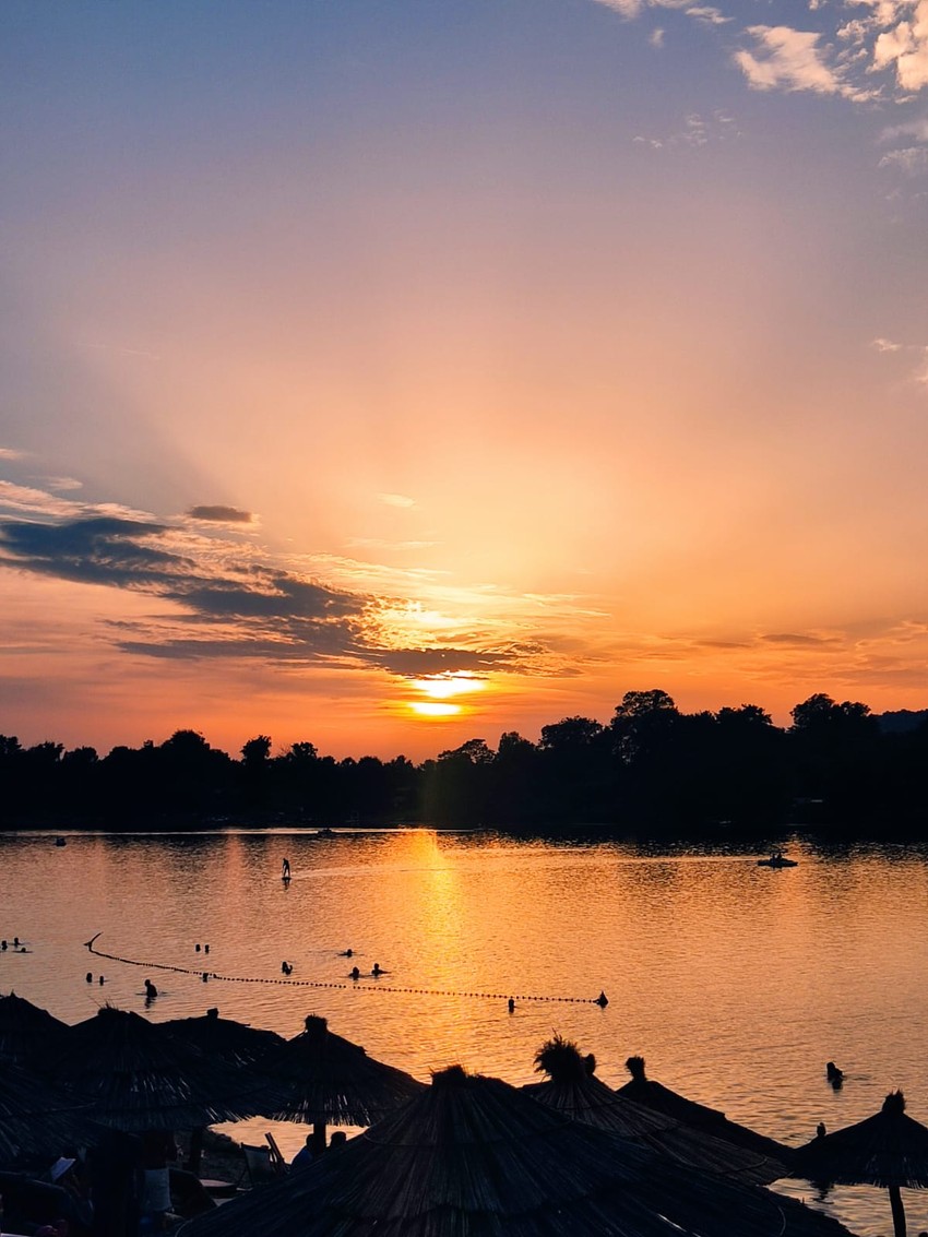 Zalazak sunca na jezeru