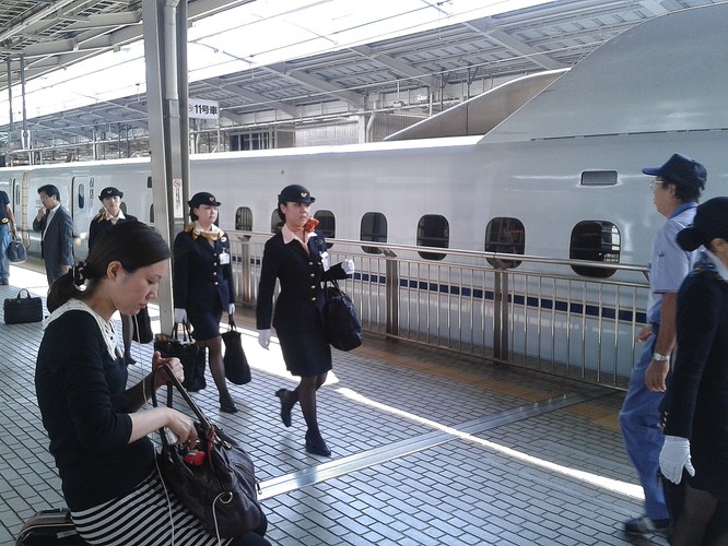 Postój na dworcu to również okazja do wymiany załogi.