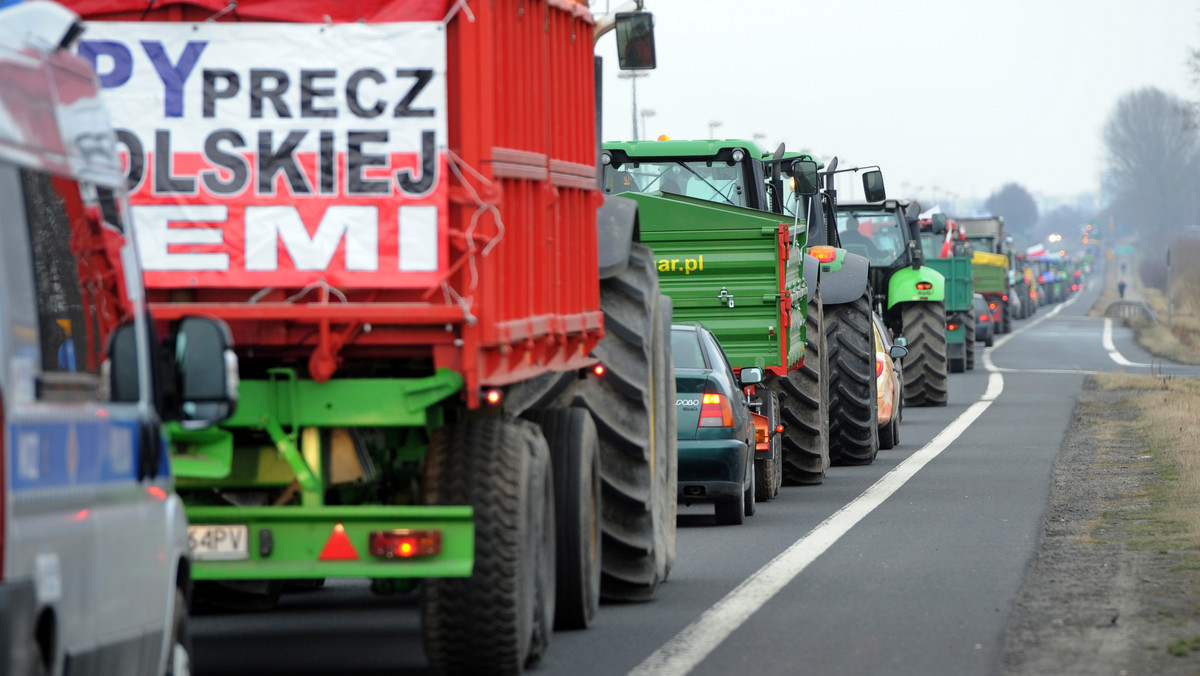 Kilkadziesiąt ciągników jeździło we wtorek drogą krajową nr 10 od miejscowości Krąpiel w kierunku Wapnicy. Rolnicy protestowali w ten sposób przeciwko nieprawidłowościom w sprzedaży ziemi rolnej.