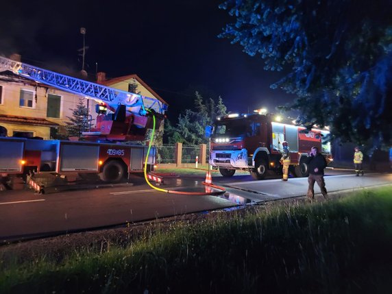 Pożar w klinice leczenie uzależnień koło Bełchatowa gasiło aż 11 zastępów strażaków. Akcja trwała ponad 7 godzin. 