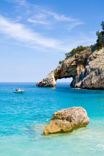 10. miejsce plaża Cala Goloritze na Sardynii. Najlepszym okresem na cieszenie się wspaniałym słońcem jest okres od maja do września.