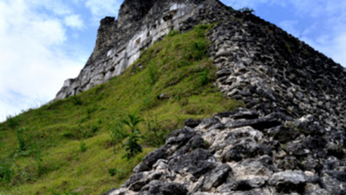 Buldożery i koparki jednej z firm budowlanych zniszczyły jedną z największych piramid Majów w Belize. Wszystko po to, by zrobić miejsce dla budowy nowej drogi. To był jeden z najważniejszych starożytnych obiektów w północnej części Belize, w pobliżu granicy z Meksykiem.
