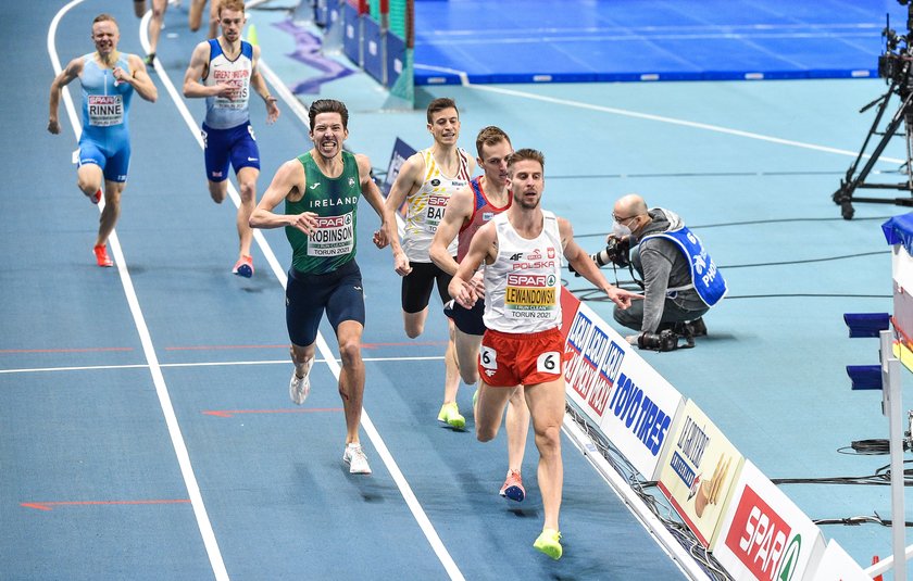 Piotr Gliński (67 l.) zdecydował o przyznaniu Lewandowskiemu stypendium w wysokości 3450 zł brutto miesięcznie.