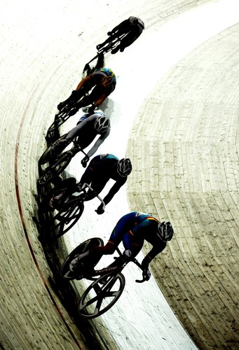 Zawodnicy na trasie wyścigu punktowego mężczyzn, podczas Grand Prix Polski w kolarstwie torowym na krytym torze w Pruszkowie