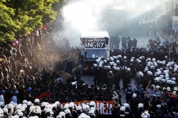 Policja zatrzymała pochód antyglobalistów w Hamburgu. Doszło do starć