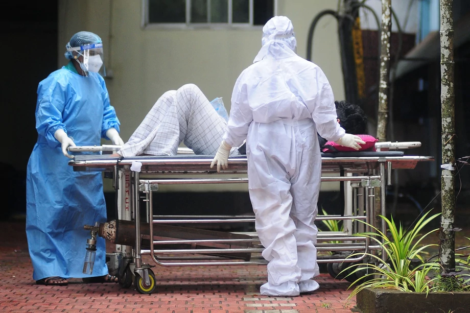 Medycy zabierają do szpitala osobę z objawami zakażenia wirusem Nipah. Stan Kerala w południowych Indiach (12.09.2023)