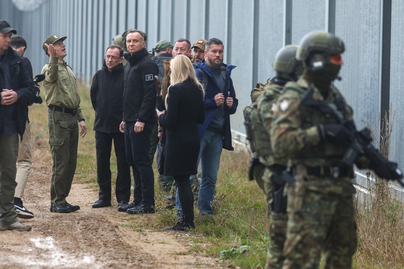 Prezydent Andrzej Duda oraz szef MSWiA Mariusz Kamiński podczas spotkania z funkcjonariuszami Straży Granicznej, policji oraz żołnierzami na granicy polsko-białoruskiej, Stare Masiewo, 12.10.2023.