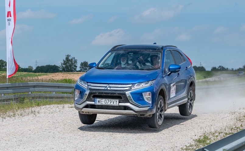 Takie loty wykonywał seryjny Mitsubishi Eclipse Cross w rękach doświadczonego kierowcy